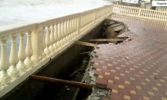 Сочинцам здоровья. А что за конструкция? на палках вся веранда держалась?