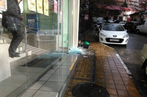 На Тоннельной в магазине "Пятерочка" ветром выбило двери.