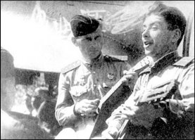 Вот он, с балалайкой.