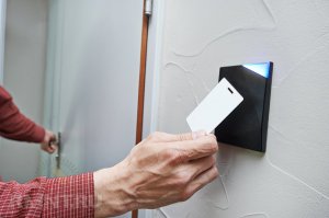 Тогда уж почему такие замки не ставили..