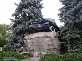 А это наш танк в Запорожье в память об экипаже двадцатилетнего командира танка Яценко Николая Лаврентьевича, Они первыми ворвались в наш город при освобождении, при этом ими  было уничтожено 4 танка и самоходных установок, 6 орудий и миномётов, 7 пулемётов, 7 автомашин, 10 огневых точек и свыше 100 фашистских солдат и офицеров. Когда подбитый танк горел, они не покинули свою машину и вели бой до конца.