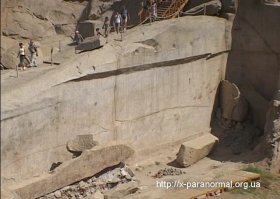 Каменным молотком?Долоритовым зубильцем?На катках с бодрым песняком в честь царицы Хатшепсут?Ну-ну.
Какие 0,3 км? Это Асуанские каменоломни.