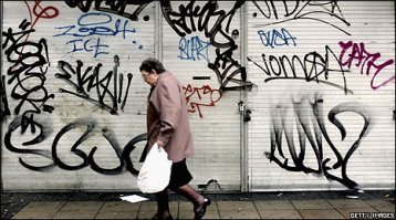Лучше ух так, чем голый бетон, это еще и искусство.
А загадили, это когда вот так