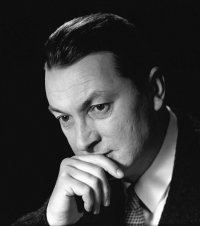Аткинсон когда не кривляется - тоже очень приличный и симпатичный. И выглядит как лорд. Его беда в том, что он попал в плен своей роли. Пример советского кинематографа: Георгий Вицин. Потрясающий актёр. Сыграл бы множество различных ролей разного характера. Но... Записали в комики - так и пришлось мучаться, хотя иногда всё-таки ему удавалось прорвать рамки приписанного ему амплуа.