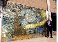 Американец Дэвид Голдберг создал копию известной картины Ван Гога «Звездная ночь» из латунных дверных ручек.Он является владельцем магазина, занимающегося продажей и ремонтом дверей. Несколько десятилетий он хранил старые латунные ручки, сам не зная для чего. Но недавно ему в голову пришла идея нарисовать с их помощью картину.