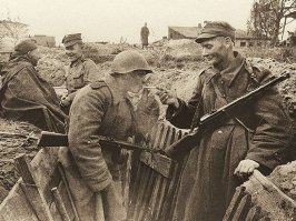 Фильм замечательный. Хотя после его выхода появилась шутка, что Берлин взял один польский танк и пёс.
А вообще, помню что отец рассказывал - в конце 70-х по линии советско-польской дружбы в числе прочего был а уроке в польской школе, там школьники стих декламировали: "Польская армия БЭрлин брала, русская армия ей помогла". Отец в шоке, вы что здесь молодёжи рассказываете, а ему на это - "Ну пойми, надо-же патриотизм воспитывать..."
А ради справедливости поляки храбро сражались в Армии Людовой, хорошие и героические солдаты.