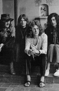 Моя добавка фоток. Надпись на картинке: Заткни своё <span style='color:gray'>[мат]</span>, когда играет Led Zeppelin.