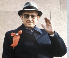 Да, все мы смертны, хоть не по нутру
Мне эта истина, страшней которой нету.
Но в час положенный и я, как все, умру,
И память обо мне сотрет святая Лета.

Мы бренны в этом мире под луной:
Жизнь - только миг (и точка с запятой);
Жизнь - только миг; небытие - навеки.
КрутИтся во вселенной шар земной,
Живут и исчезают человеки.

Но сущее, рожденное во мгле,
Неистребимо на пути к рассвету.
Иные поколенья на Земле
Несут все дальше жизни эстафету.