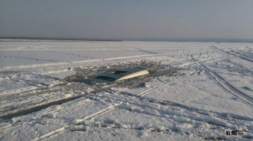 Дед конечно изделие №2, а так у нас уже за последние 10 дней двое свои машины утопили, тонкий лед не выдержал, в обеих случаях есть погибшие.