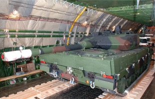 Операция «Несокрушимая свобода» 

В октябре 2003 года Канада планировала заменить свои Леопард C2 и боевые машины огневой поддержки Stryker. Однако опыт в Афганистане и, в частности, в операции «Медуза» заставило изменить точку зрения военных и сохранить танки в штате войск. Леопард C2 находились в Кандагаре в 2006 году, но они имели возраст почти 30 лет и исчерпали свой операционный ресурс. Правительство решило заимствовать 20 танков 2A6 и 3 разведывательные машины из Германии для пополнения контингента в Афганистане. В конце августа 2007 года танки были доставлены воздушным транспортом и поступили в распоряжение войск Lord Strathcona»s Horse (Royal Canadians). Во время наступления 2 ноября 2007 года танк 2A6M подорвался на самодельном взрывном устройстве, но остался цел: «Экипаж попал на СВУ и стали первыми испытавшими модификацию Леопард 2A6M», писал канадский офицер немецким СМИ. Начальник генштаба канадских вооруженных сил генерал Рик Хиллиер докладывал, что танк подорвавшись на СВУ был списан, но после ремонта возвратился в ряды. В октябре 2007 годы Дания также ввела Леопард 2A5 DK в южный Афганистан. Танк был взят из батальона Jydske Dragonregiment (Jutland Dragoons Regiment), который располагал 3 танками, одной БМП M113, разведывательной машиной и другими танками, находящимися в резерве. Датская версия Леопарда 2A5 оборудована шведским камуфляжем Барракуда, который ограничивает поглощение солнечного излучения, что снижает ИК-сигнатуру машины. Кроме того, в танке установлено традиционное напольное сиденье водителя, тогда как канадские 2A6M в качестве защиты от мин используют динамическое сиденье безопасности «Dynamic Safety Seat», благодаря которому водитель фиксируется подобными парашютным ремнями. 6 широких ремней держат его в правой позиции в подвешенном состоянии. В данном случае, исключается контакт водителя с корпусом танка, что снижает воздействие на него последствий взрыва. В январе 2008 года Датские танки остановили фланговый маневр талибов близ реки Гильменд, обеспечили огневую поддержку датской и британской пехоте с возвышенности. 26 февраля 2008 года датский Леопард 2 подорвался на фугасе и повредился один трак. Машина своим ходом вернулась в лагерь на починку. Первый смертельный для экипажа случай произошел 25 июля 2008 года. Датский Леопард 2A5 подорвался на СВУ в провинции Гильменд. Машина проехала ещё 200 метров после взрыва. Три члена экипажа, будучи ранеными, покинули танк, водителя спасти не удалось. В том же инциденте второй танк попал на фугас, но никто из членов экипажа не пострадал. С 7 декабря 2008 года Леопард 2 являлись частью операции «Красный кинжал». Машины получали 31 боеприпас для поддержки коалиционных войск при взятии города Над Али в западной части провинции Гильменд. Британское Министерство обороны отметило, что танки со своим точным огнем и мобильностью стали решающим фактором, позволившим успешно выполнить боевую задачу.

Канадские Леопарды 2A6 в Афганистане.

Леопард 2A6M CAN прилетели в Афганистан (Canadian Department of National Defence).