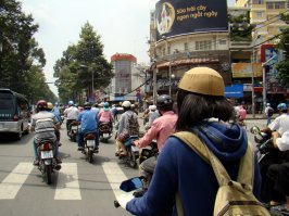 Видел всё это и сам ездил по Сайгону в этой толпе. Там все на мопедах. Рядом с одной стороны может ехать девушка видно что из офиса - туфельки-юбочка-блузочка и с другой стороны два работяги со стройки на заляпаном мопеде оба чумазые и тот что сзади держит в руках какую нибудь крупногабаритную хрень. Верхом виртуозности которую я видел стал чувак, который одной рукой рулил, а в другой держал поднос на котором стояли тарелки с супом!
