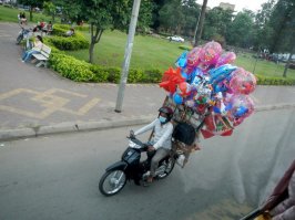 Видел всё это и сам ездил по Сайгону в этой толпе. Там все на мопедах. Рядом с одной стороны может ехать девушка видно что из офиса - туфельки-юбочка-блузочка и с другой стороны два работяги со стройки на заляпаном мопеде оба чумазые и тот что сзади держит в руках какую нибудь крупногабаритную хрень. Верхом виртуозности которую я видел стал чувак, который одной рукой рулил, а в другой держал поднос на котором стояли тарелки с супом!