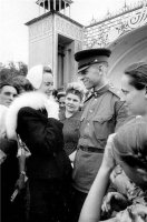 Взгляд женщины на заднем плане, как бы говорит: