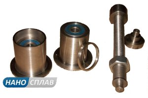 Шест вращается на подшипниках, установленных в неподвижных опорах.