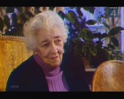 В порядке импортозамещения:

Фильм "Буратино". Когда Фаине Раневской предложили роль трехсотлетней черепахи, та ответила своим неподражаемым голосом: “О-о-о, это как раз для меня, я согласна! Но только если съемки будут проходить в моем подъезде”.
Она не капризничала. Она знала, что следом за ней в кандидатах на роль - её старинная подруга Рина Зелёная, которая в тот момент прочно сидела без работы и без денег...
Можно также спросить, жалела ли Фаина Григорьевна о своём выборе.