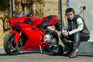 Да потому что у Хаммонда и Мэя есть норм аппараты, а Кларксон - хипстер на мопедике, вот он и бесится.