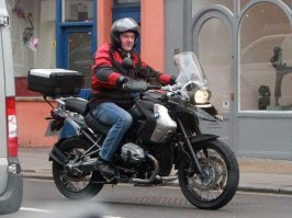 Да потому что у Хаммонда и Мэя есть норм аппараты, а Кларксон - хипстер на мопедике, вот он и бесится.