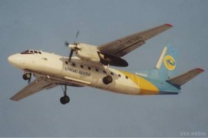 А я в 2006 году летал на АН-24 львівські авіалінії, страху натерпелся. Там оригинально бизнес-класс был организован - два передних ряда были отгорожены простыней натянутой на  проволоке между двумя саморезами в обшивке. Заводили самолет на земле от прикурки, а крышка мотора держалась на оконном шпингалете. Летел я из Москвы во Львов почти 4 часа, затек весь и оглох. За то кормили на убой, все 4 часа без остановки - такое ощущение было, что последний раз.