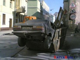 Не ставьте машины возле мусорных баков!