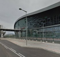 Мирон просто в физике не силён, нет смысла спорить. Окошки у вокзала не вертикально расположены, но для него такое из области фантастики. Это как спорить с людьми, которые упорно доказывают, что большую луну на фоне чего-то сфотографировать невозможно.