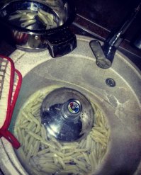 А вот тут не только в макарошках дело. Кто вообще додумался так поуродски сделать смеситель???