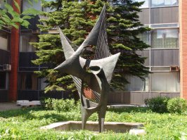 Внутренний дворик в МИЭТе, Зеленоград.
Скульптура - "Взрыв на макаронной фабрике".
Еще есть "Гибель Фантома"(Фантом - это F-4).