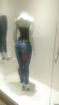 попы ничего так ))) (ц)
ну, там даже манекены жопастые)