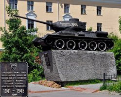 У нас те что на ходу - отдельно паркуются.
А вот те из семейства Т-тридцатьчетвертых, которые стоят в городе напоминанием...