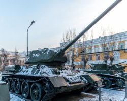 У нас те что на ходу - отдельно паркуются.
А вот те из семейства Т-тридцатьчетвертых, которые стоят в городе напоминанием...