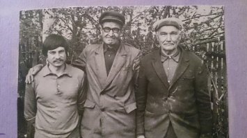 В середине -Дед, справа Петр Захарович...
Они с Дедом на хлебной браге самогонку гнали...