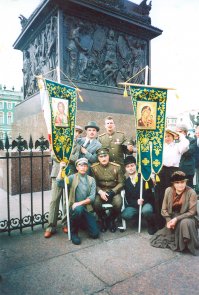 На первом фото - стою позади Алексадра Балуева, одет в серый костюм-тройку (эх, жаль, штиблетов не видно - шикарные выдали). На съёмках сериала "Гибель Империи".:)