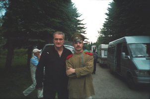 На первом фото - стою позади Алексадра Балуева, одет в серый костюм-тройку (эх, жаль, штиблетов не видно - шикарные выдали). На съёмках сериала "Гибель Империи".:)