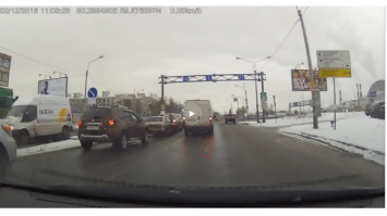 полоса может и появляется, но посмотри на разметку.