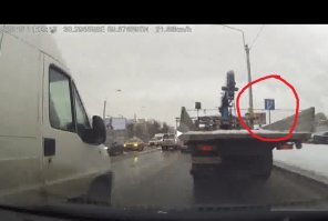 рег как ехал в своей полосе , так и ехал, справа появился дополнительный ряд, для поворота направо! Рег не обязан был в него (в правый ряд) перестраиваться. Все дауны, кто пишет что рег виноват, положите права на полчку и подучите ПДД, потом выезжайте на дорогу!!!! ИМХО опасно.