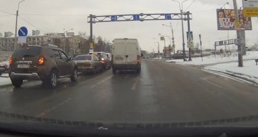 И что ты обвёл? Стрелка направление движение прямо! Чёткто посередине полосы начерчена. Так же по середине едет автор! Вот изображение в более смотрибельном качестве. Ещё вопросы остались? Хамло!