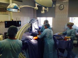 дрель  могли бы и на акумах приобресть, не такие уж и траты зато сподручнее думая, по крайней мере мне от коагулятора постоянно провод мешает.
а вот тебе другой взгляд на травматологическую операционную, так веселее? современнее? или то же что и 100 лет назад?