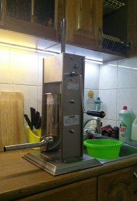 когда подсел на это дело, набивал мясорубкой электрической, ой как не удобно, но теперь не нарадуюсь этому агрегату.