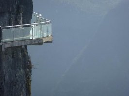 Китайцы придумали стеклянную дорогу в парке Tianmen Mountain. Все, кто хочет посмотреть на гору Тяньмэнь, могут по этой дорожке пройтись. Выступая из громадного утёса высотой в 1430 метров, стеклянный мост горы Тяньмень в Китае является отличной проверкой на смелость даже для самых отчаянных людей.