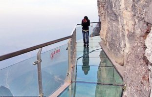 Китайцы придумали стеклянную дорогу в парке Tianmen Mountain. Все, кто хочет посмотреть на гору Тяньмэнь, могут по этой дорожке пройтись. Выступая из громадного утёса высотой в 1430 метров, стеклянный мост горы Тяньмень в Китае является отличной проверкой на смелость даже для самых отчаянных людей.