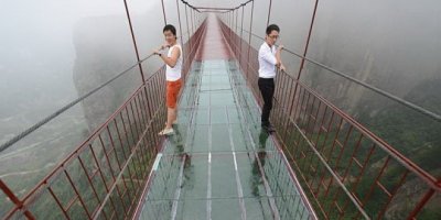 Китайцы придумали стеклянную дорогу в парке Tianmen Mountain. Все, кто хочет посмотреть на гору Тяньмэнь, могут по этой дорожке пройтись. Выступая из громадного утёса высотой в 1430 метров, стеклянный мост горы Тяньмень в Китае является отличной проверкой на смелость даже для самых отчаянных людей.