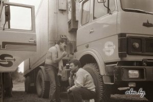 Домой звонит.