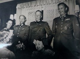 По центру какой то гусар.  Что за форма?
