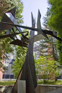 Скульптура - "Гибель Фантома"(истребитель США времен вьетнамской войны F-4)
Автор - Эрнст Неизвестный, как и скульптуры "Взрыв на макаронной фабрике".
"Гибель Фантома" во внутреннем дворике корп.4, а "Взрыв...." соответственно корп. 3