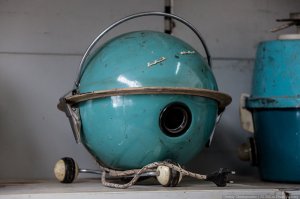 Пылесос моего детства! Он у меня был базой космических кораблей.  Космонавты из пластилина. Один раз так его уделал, что получил люлей и отмывал каким-то ГСМ.