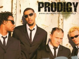 Прост, к слову))
Какой то чувак из Prodigy - это Лирой Торнхилл. Танцор и клавишник. Был в составе с основания до 2000 года. Потом начал выступать сольно. Но с Prodigy дружит и сотрудничает.
Вот он, длинный самый. (чел с черными волосами сзади, это сессионный гитарист)