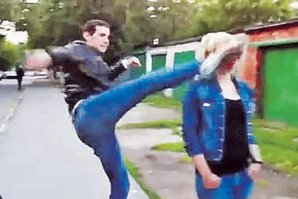 Очередная быдло - яжемать. Я вот не бил никогда девушек. Бл*ть тут бы я не сдержался по моему. Особенно когда она машину пинать начала. С*ка тупорылая. Вот кто таких еще и е*ет то а? Садомазо? я нипонимэ... У меня мерседес, яжемать, пошли все нах... разбежались смерды! Да на*уй бы послал, вызвал ГИБДД, порча имущества.
А вообще, получит она свое, рано или позно, и детями не прикроется.