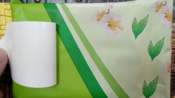 Фотограф рукожоп, ракурса другого выбрать нельзя было? Я минут 10 пялился на фотку и не мог понять что не так со шторкой в ванной и только комменты мне подсказали, что это пачка влажных салфеток.