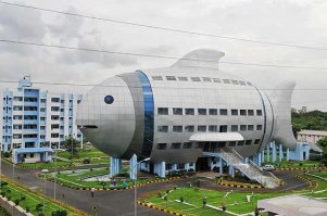 Здание в виде рыбы - Хайдарабад, Индия. Там расположен the National Fisheries Development Board 
Что-то вроде Национального совета по развитию рыбного хозяйства!