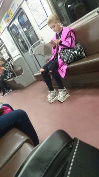 Автор прежде чем делать такие посты научись разбираться в моде.
К примеру,довольно стильная девушка.