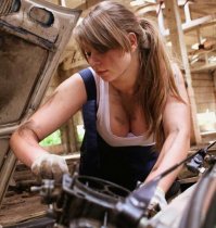 Последняя, ближе к реальности.
Вот девушка моей мечты, и готовить умеет и голова не болит.